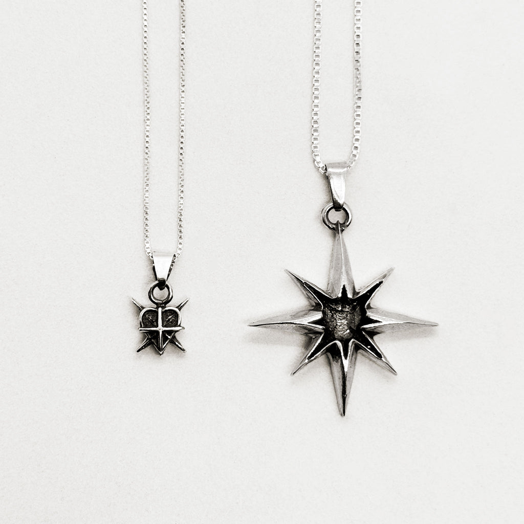 Set Love Is In The Air de Flames Army: dije corazón y dije estrella en plata 950, cada uno con su cadena