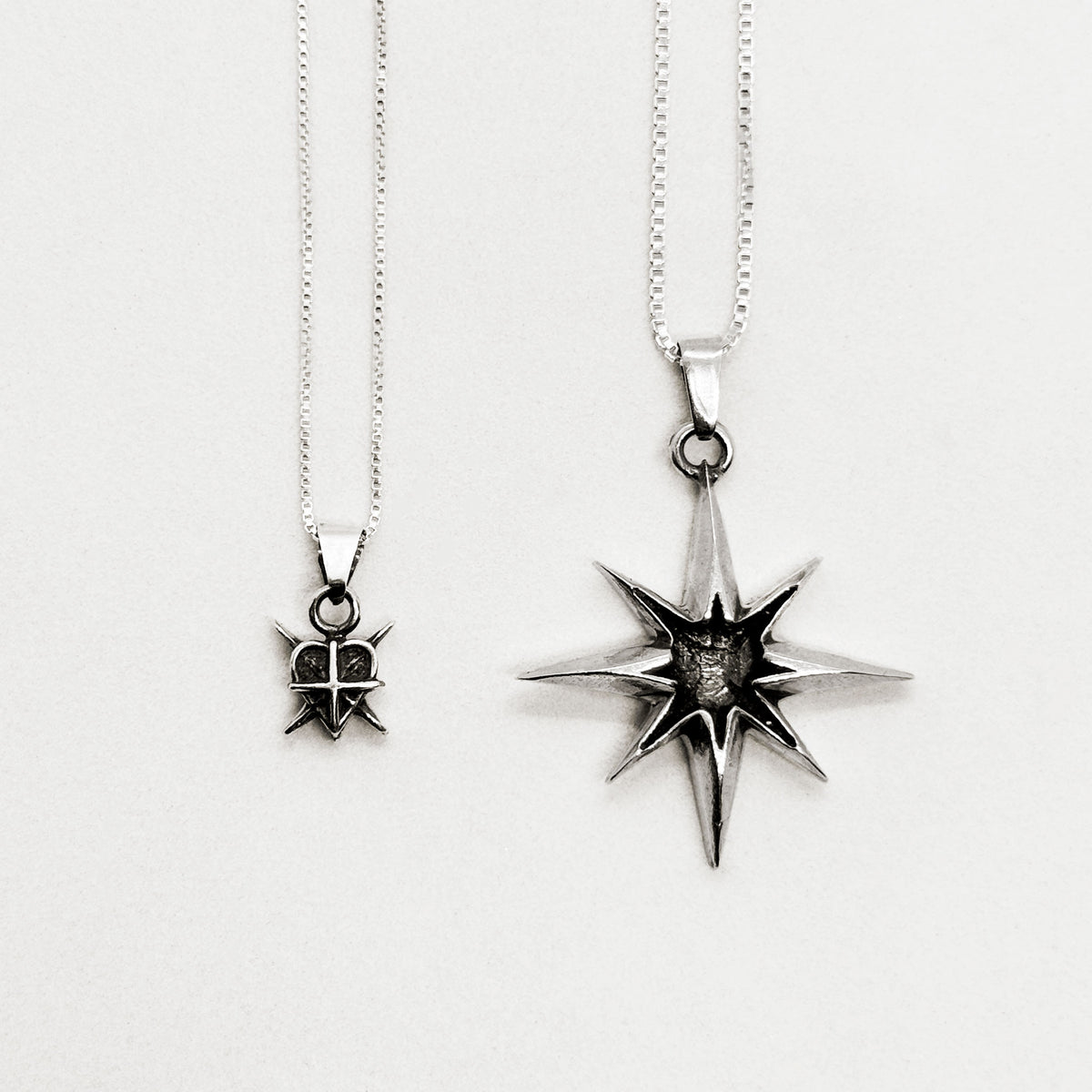 Set Love Is In The Air de Flames Army: dije corazón y dije estrella en plata 950, cada uno con su cadena