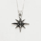 Detalle del dije estrella con el corazón en plata 950 - Flames Army